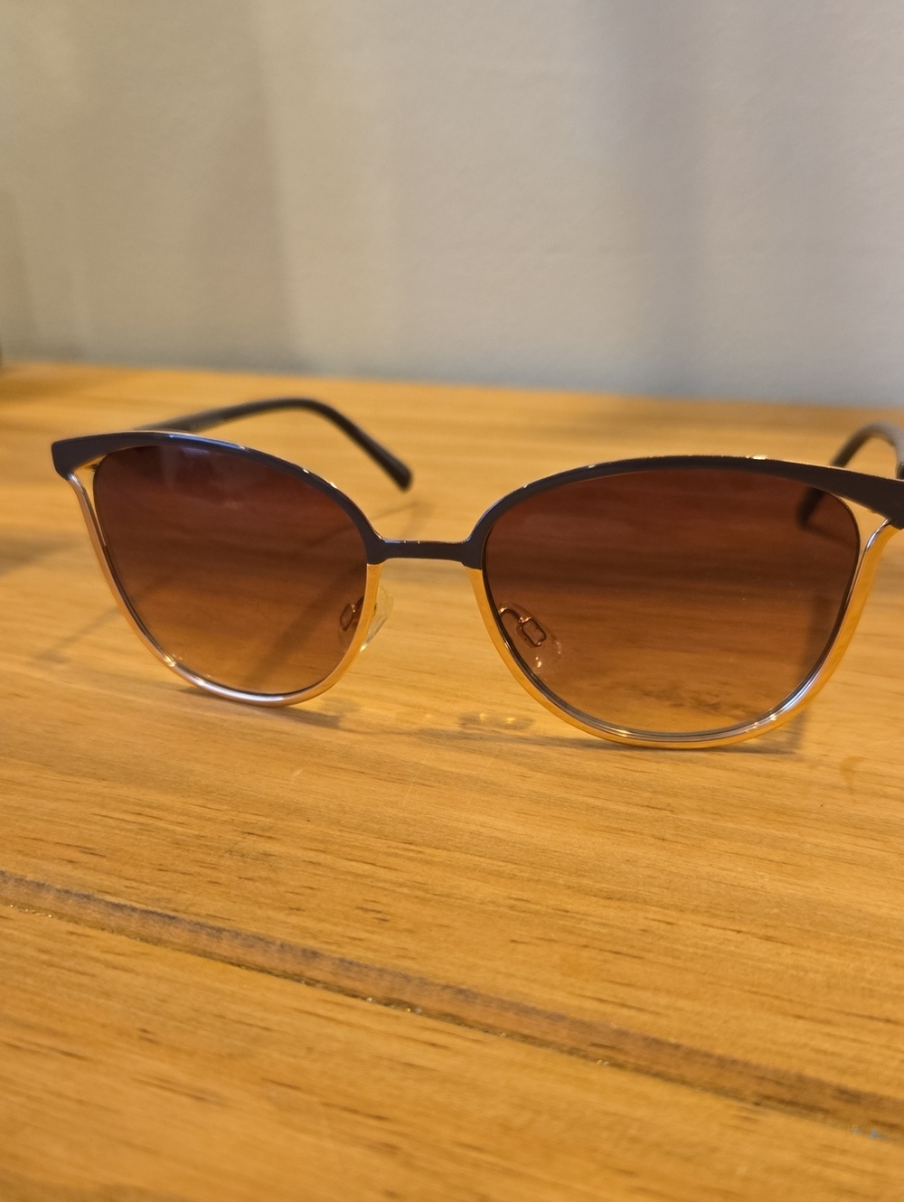 Stylish Brown Gradient Women's Sunglasses